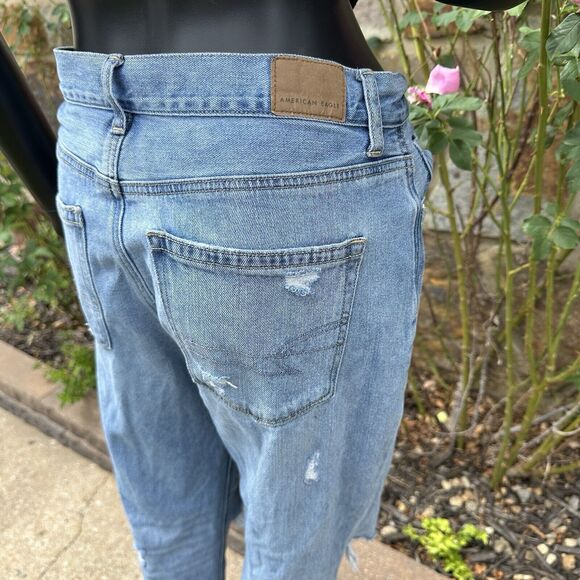American Eagle Jeans Womens SIze 6 Mom Ripped Knees Medium Wash Straight Denim - Picture 3 of 6